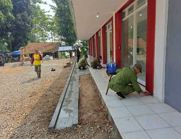 Babinsa dan Warga Jelekong Bersinergi Bersihkan Lingkungan